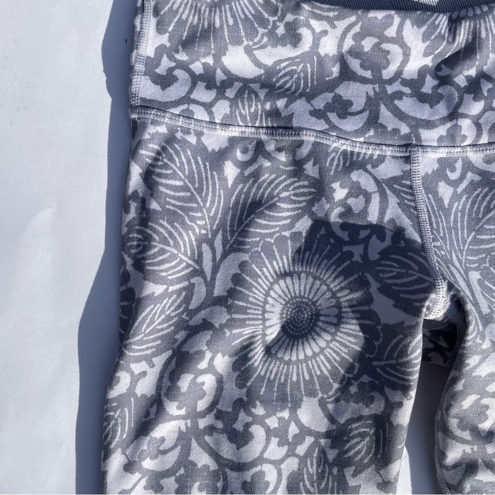 Lululemon Wunder Under Crop Legging Fossil Grey Beachy Floral w white Rare 6 - Picture 4 of 10
